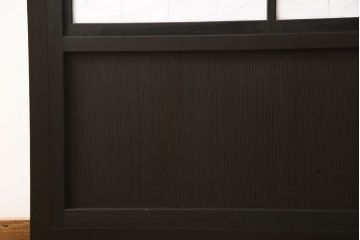 組子入り扉1枚をリペア&カスタム!高さと幅をリサイズし、開き戸から引戸へ仕様変更。引手を取り付け、プラスチック障子紙にて張り替え。色味は当店商品を参考にダークブラウン色に着色。(ドア、障子戸、格子戸、建具)