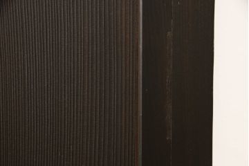 組子入り扉1枚をリペア&カスタム!高さと幅をリサイズし、開き戸から引戸へ仕様変更。引手を取り付け、プラスチック障子紙にて張り替え。色味は当店商品を参考にダークブラウン色に着色。(ドア、障子戸、格子戸、建具)