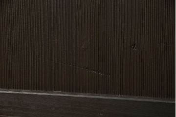 組子入り扉1枚をリペア&カスタム!高さと幅をリサイズし、開き戸から引戸へ仕様変更。引手を取り付け、プラスチック障子紙にて張り替え。色味は当店商品を参考にダークブラウン色に着色。(ドア、障子戸、格子戸、建具)