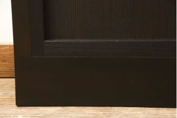 組子入り扉1枚をリペア&カスタム!高さと幅をリサイズし、開き戸から引戸へ仕様変更。引手を取り付け、プラスチック障子紙にて張り替え。色味は当店商品を参考にダークブラウン色に着色。(ドア、障子戸、格子戸、建具)