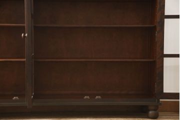 キャビネットをリペア&カスタム!木製の脚を取り付け、本体は現状をベースにして1トーン程落ち着いた色味に着色して仕上げ。(食器棚、カップボード、飾り棚、収納棚、本箱、ブックケース、サイドボード、サイドキャビネット)