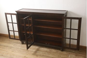 キャビネットをリペア&カスタム!木製の脚を取り付け、本体は現状をベースにして1トーン程落ち着いた色味に着色して仕上げ。(食器棚、カップボード、飾り棚、収納棚、本箱、ブックケース、サイドボード、サイドキャビネット)