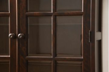 キャビネットをリペア&カスタム!木製の脚を取り付け、本体は現状をベースにして1トーン程落ち着いた色味に着色して仕上げ。(食器棚、カップボード、飾り棚、収納棚、本箱、ブックケース、サイドボード、サイドキャビネット)