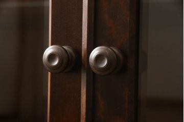 キャビネットをリペア&カスタム!木製の脚を取り付け、本体は現状をベースにして1トーン程落ち着いた色味に着色して仕上げ。(食器棚、カップボード、飾り棚、収納棚、本箱、ブックケース、サイドボード、サイドキャビネット)