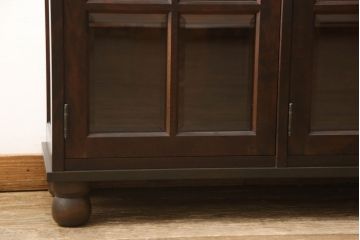 キャビネットをリペア&カスタム!木製の脚を取り付け、本体は現状をベースにして1トーン程落ち着いた色味に着色して仕上げ。(食器棚、カップボード、飾り棚、収納棚、本箱、ブックケース、サイドボード、サイドキャビネット)