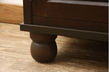 キャビネットをリペア&カスタム!木製の脚を取り付け、本体は現状をベースにして1トーン程落ち着いた色味に着色して仕上げ。(食器棚、カップボード、飾り棚、収納棚、本箱、ブックケース、サイドボード、サイドキャビネット)