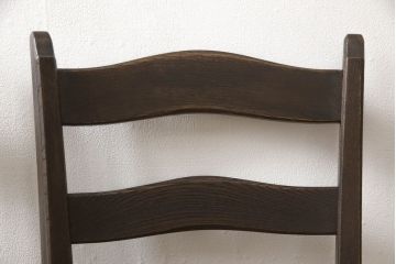 ラダー型食堂椅子2脚をリペア&カスタム!座面までの高さをリサイズし、修繕箇所は本体と馴染ませ、木部は現状をベースにして1トーン程落ち着いた色味に着色。(ダイニングチェア、ラダーバックチェア、ワークチェア、椅子、板座チェア)