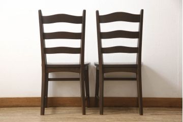 ラダー型食堂椅子2脚をリペア&カスタム!座面までの高さをリサイズし、修繕箇所は本体と馴染ませ、木部は現状をベースにして1トーン程落ち着いた色味に着色。(ダイニングチェア、ラダーバックチェア、ワークチェア、椅子、板座チェア)