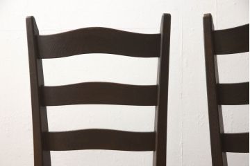 ラダー型食堂椅子2脚をリペア&カスタム!座面までの高さをリサイズし、修繕箇所は本体と馴染ませ、木部は現状をベースにして1トーン程落ち着いた色味に着色。(ダイニングチェア、ラダーバックチェア、ワークチェア、椅子、板座チェア)
