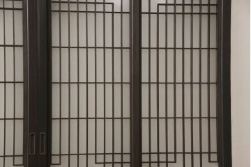 ガラス窓2枚をリペア&カスタム!高さと幅をリサイズし、戸車・引手を取り付け。下部に杉天然木化粧板にて鏡板を製作。既存のガラスはすべてすりガラスに交換。色味は当店商品を参考にダークブラウンに着色。(ガラス戸、組子建具、引き戸)
