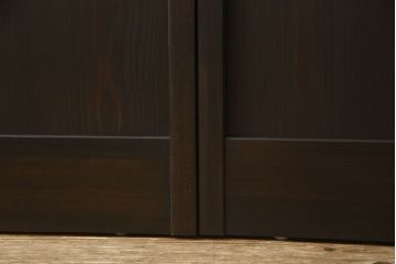 ガラス窓2枚をリペア&カスタム!高さと幅をリサイズし、戸車・引手を取り付け。下部に杉天然木化粧板にて鏡板を製作。既存のガラスはすべてすりガラスに交換。色味は当店商品を参考にダークブラウンに着色。(ガラス戸、組子建具、引き戸)