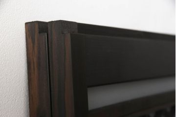 ガラス窓2枚をリペア&カスタム!高さと幅をリサイズし、戸車・引手を取り付け。下部に杉天然木化粧板にて鏡板を製作。既存のガラスはすべてすりガラスに交換。色味は当店商品を参考にダークブラウンに着色。(ガラス戸、組子建具、引き戸)