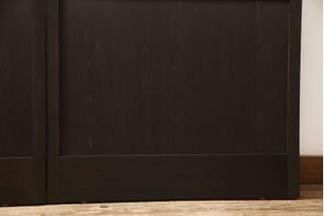 ガラス窓2枚をリペア&カスタム!高さと幅をリサイズし、戸車・引手を取り付け。下部に杉天然木化粧板にて鏡板を製作。既存のガラスはすべてすりガラスに交換。色味は当店商品を参考にダークブラウンに着色。(ガラス戸、組子建具、引き戸)