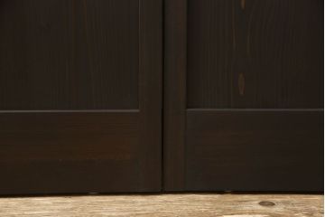 ガラス窓2枚をリペア&カスタム!高さと幅をリサイズし、戸車・引手を取り付け。下部に杉天然木化粧板にて鏡板を製作。既存のガラスはすべてすりガラスに交換。色味は当店商品を参考にダークブラウンに着色。(ガラス戸、組子建具、引き戸)