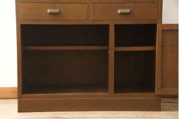 作業台付き食器棚をリペア&カスタム!金具を交換し、棚板新規製作。修繕箇所は本体と馴染ませ、木部は現状をベースにして1トーン程落ち着いた色味に着色。(収納棚、戸棚、キャビネット)