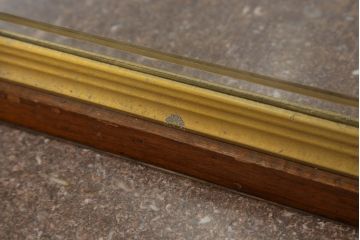 マホガニー材ホールスタンドをリペア&カスタム!鏡を新しいものに交換し、壁への固定用金具を取り付け。全体を1トーン落ち着いた色味に着色仕上げ。(ミラー、鏡、鏡台、ドレッサー、化粧台)