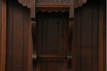マホガニー材ホールスタンドをリペア&カスタム!鏡を新しいものに交換し、壁への固定用金具を取り付け。全体を1トーン落ち着いた色味に着色仕上げ。(ミラー、鏡、鏡台、ドレッサー、化粧台)