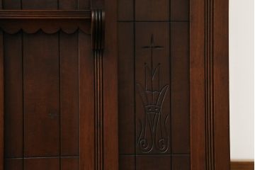 マホガニー材ホールスタンドをリペア&カスタム!鏡を新しいものに交換し、壁への固定用金具を取り付け。全体を1トーン落ち着いた色味に着色仕上げ。(ミラー、鏡、鏡台、ドレッサー、化粧台)