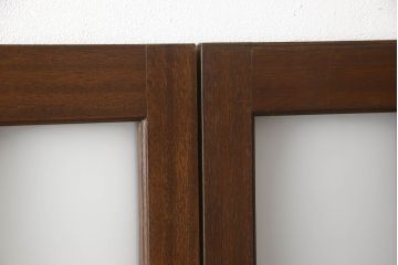 ガラス戸2枚をリペア&カスタム!高さと幅をリサイズし、引手を引き違いでの使用に適した位置に移動。ガラスは新しく交換し、V字戸車取付け。修繕箇所・新材使用箇所は本体になじませ、現状のお品物に合わせて1トーン程落ち着いた色に着色。(引き戸、建具)