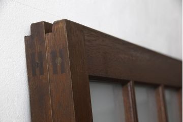ガラス戸2枚をリペア&カスタム!高さと幅をリサイズし、引手を引き違いでの使用に適した位置に移動。ガラスは新しく交換し、V字戸車取付け。修繕箇所・新材使用箇所は本体になじませ、現状のお品物に合わせて1トーン程落ち着いた色に着色。(引き戸、建具)