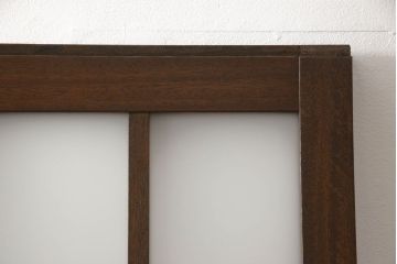 ガラス戸2枚をリペア&カスタム!高さと幅をリサイズし、引手を引き違いでの使用に適した位置に移動。ガラスは新しく交換し、V字戸車取付け。修繕箇所・新材使用箇所は本体になじませ、現状のお品物に合わせて1トーン程落ち着いた色に着色。(引き戸、建具)