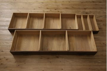 六尺水屋箪笥をリペア&カスタム!上段下段ともに棚板を製作取り付け。配線穴開け加工を施し、現状のツートンカラーを保ち仕上げ。(収納棚、戸棚、食器棚、キャビネット)