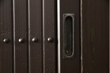 六尺水屋箪笥をリペア&カスタム!上段下段ともに棚板を製作取り付け。配線穴開け加工を施し、現状のツートンカラーを保ち仕上げ。(収納棚、戸棚、食器棚、キャビネット)