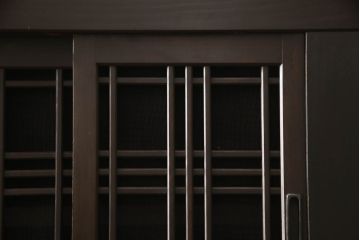六尺水屋箪笥をリペア&カスタム!上段下段ともに棚板を製作取り付け。配線穴開け加工を施し、現状のツートンカラーを保ち仕上げ。(収納棚、戸棚、食器棚、キャビネット)