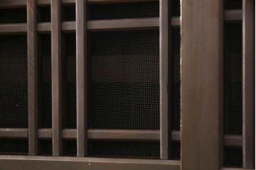 六尺水屋箪笥をリペア&カスタム!上段下段ともに棚板を製作取り付け。配線穴開け加工を施し、現状のツートンカラーを保ち仕上げ。(収納棚、戸棚、食器棚、キャビネット)