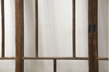 木製ガラス戸4枚をリペア&カスタム!高さと幅をリサイズし、戸車・引手は新しいものを取り付け。ねじ込み錠を調節・移設し、元の穴は新材を用いた埋木にて処置。(引き戸、建具)