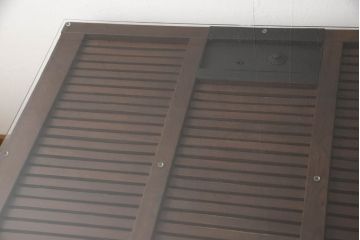 明治期の蔵戸をリペア&カスタム!脚5本を取り付け、天板用ガラスを製作しテーブルにリメイク。全体を蔵戸の色に合わせて着色仕上げ。(ダイニングテーブル)