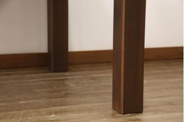 明治期の蔵戸をリペア&カスタム!脚5本を取り付け、天板用ガラスを製作しテーブルにリメイク。全体を蔵戸の色に合わせて着色仕上げ。(ダイニングテーブル)