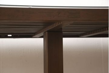明治期の蔵戸をリペア&カスタム!脚5本を取り付け、天板用ガラスを製作しテーブルにリメイク。全体を蔵戸の色に合わせて着色仕上げ。(ダイニングテーブル)