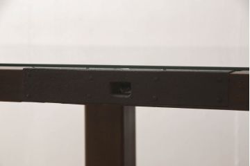 明治期の蔵戸をリペア&カスタム!脚5本を取り付け、天板用ガラスを製作しテーブルにリメイク。全体を蔵戸の色に合わせて着色仕上げ。(ダイニングテーブル)