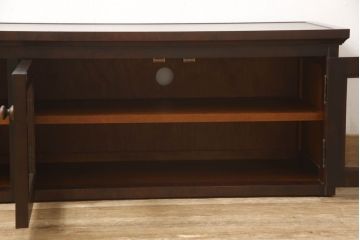 北海道民芸家具のテレビ台をリペア&カスタム!金具(取っ手)は現状のものを使用し上の方へ移動。扉にはクリアの面取りガラスに。配線用の穴あけ加工を施し、現状をベースにして1トーン程落ち着いた色味に着色。(テレビボード、ローボード、ローキャビネット、収納棚、リビングボード)