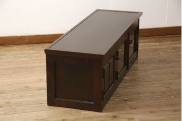 北海道民芸家具のテレビ台をリペア&カスタム!金具(取っ手)は現状のものを使用し上の方へ移動。扉にはクリアの面取りガラスに。配線用の穴あけ加工を施し、現状をベースにして1トーン程落ち着いた色味に着色。(テレビボード、ローボード、ローキャビネット、収納棚、リビングボード)