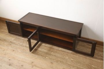 北海道民芸家具のテレビ台をリペア&カスタム!金具(取っ手)は現状のものを使用し上の方へ移動。扉にはクリアの面取りガラスに。配線用の穴あけ加工を施し、現状をベースにして1トーン程落ち着いた色味に着色。(テレビボード、ローボード、ローキャビネット、収納棚、リビングボード)