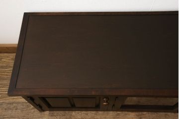 北海道民芸家具のテレビ台をリペア&カスタム!金具(取っ手)は現状のものを使用し上の方へ移動。扉にはクリアの面取りガラスに。配線用の穴あけ加工を施し、現状をベースにして1トーン程落ち着いた色味に着色。(テレビボード、ローボード、ローキャビネット、収納棚、リビングボード)