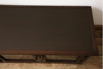 北海道民芸家具のテレビ台をリペア&カスタム!金具(取っ手)は現状のものを使用し上の方へ移動。扉にはクリアの面取りガラスに。配線用の穴あけ加工を施し、現状をベースにして1トーン程落ち着いた色味に着色。(テレビボード、ローボード、ローキャビネット、収納棚、リビングボード)