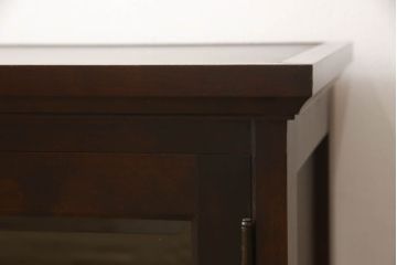 北海道民芸家具のテレビ台をリペア&カスタム!金具(取っ手)は現状のものを使用し上の方へ移動。扉にはクリアの面取りガラスに。配線用の穴あけ加工を施し、現状をベースにして1トーン程落ち着いた色味に着色。(テレビボード、ローボード、ローキャビネット、収納棚、リビングボード)