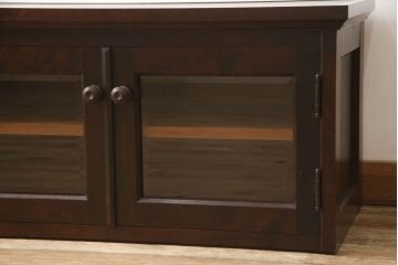 北海道民芸家具のテレビ台をリペア&カスタム!金具(取っ手)は現状のものを使用し上の方へ移動。扉にはクリアの面取りガラスに。配線用の穴あけ加工を施し、現状をベースにして1トーン程落ち着いた色味に着色。(テレビボード、ローボード、ローキャビネット、収納棚、リビングボード)