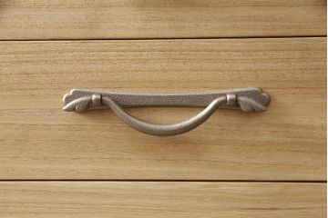桐里工房製の桐箪笥の見た目を変えずに奇麗にリペア!本体は現状の色を残した木味仕上げに着色。(桐たんす、小袖タンス、和タンス)