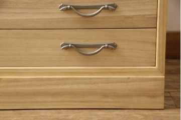 桐里工房製の桐箪笥の見た目を変えずに奇麗にリペア!本体は現状の色を残した木味仕上げに着色。(桐たんす、小袖タンス、和タンス)