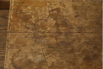 昭和中期の長テーブルの見た目を変えずに奇麗にリペア!無着色・クリアワックスで本来の骨董感を活かして仕上げ。(ローテーブル、飾り台)