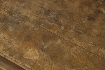 昭和中期の長テーブルの見た目を変えずに奇麗にリペア!無着色・クリアワックスで本来の骨董感を活かして仕上げ。(ローテーブル、飾り台)