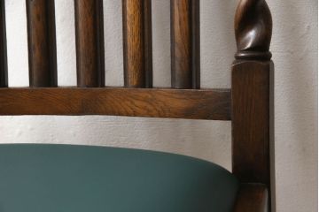 オーク材製のチェアをリペア&カスタム!元の木色をベースに1トーンほど落ち着いたお色味に着色。座面をご希望の生地に張り替え。(ダイニングチェア、椅子)