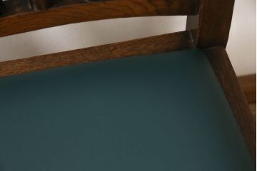 オーク材製のチェアをリペア&カスタム!元の木色をベースに1トーンほど落ち着いたお色味に着色。座面をご希望の生地に張り替え。(ダイニングチェア、椅子)