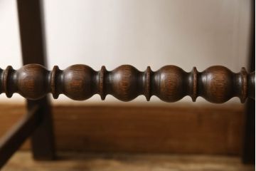 オーク材製のチェアをリペア&カスタム!元の木色をベースに1トーンほど落ち着いたお色味に着色。座面をご希望の生地に張り替え。(ダイニングチェア、椅子)