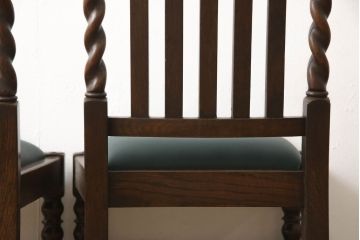オーク材製のチェアをリペア&カスタム!元の木色をベースに1トーンほど落ち着いたお色味に着色。座面をご希望の生地に張り替え。(ダイニングチェア、椅子)