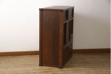 大正昭和初期の収納箪笥の見た目を変えずに奇麗にリペア!引手や取っ手の金具部分は現状のものを使用。現状の色味をベースにワントーン程濃くなるように着色。(関東水屋箪笥、サイドキャビネット、収納棚、戸棚、茶箪笥)